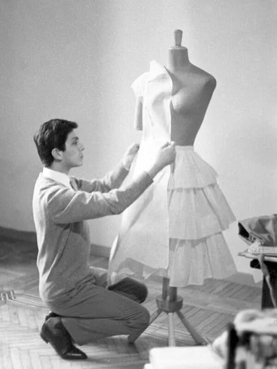 І весільна сукня, і улюблена червона: Енн Гетевей сумує за Валентино - фото 820836