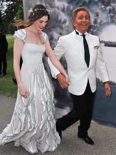 І весільна сукня, і улюблена червона: Енн Гетевей сумує за Валентино - фото 820837