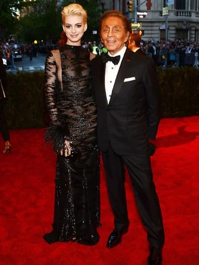 І весільна сукня, і улюблена червона: Енн Гетевей сумує за Валентино - фото 820838