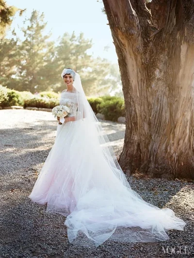 І весільна сукня, і улюблена червона: Енн Гетевей сумує за Валентино - фото 820839