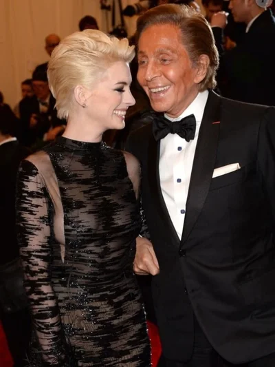 І весільна сукня, і улюблена червона: Енн Гетевей сумує за Валентино - фото 820840