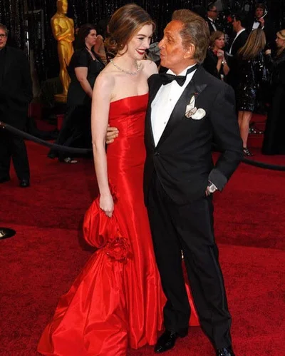 І весільна сукня, і улюблена червона: Енн Гетевей сумує за Валентино - фото 820841