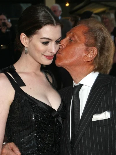 І весільна сукня, і улюблена червона: Енн Гетевей сумує за Валентино - фото 820842