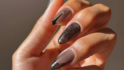 Маникюр с чулочным вайбом: 3 ажурных дизайна для зимних образов