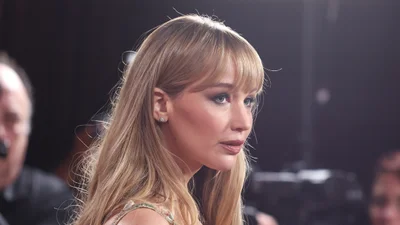 Все видно: Дженнифер Лоуренс вышла в свет в дерзком луке