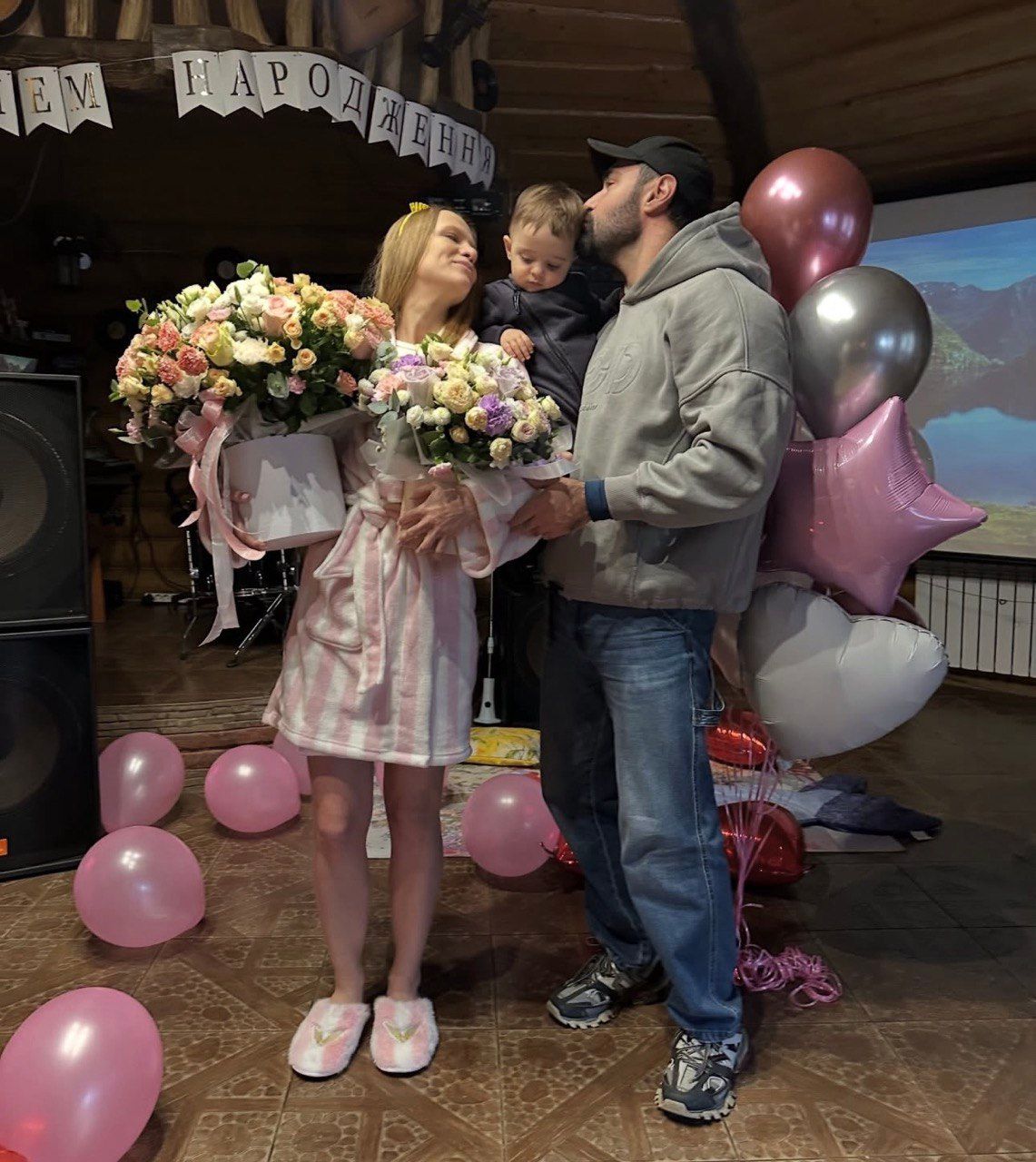 Жена Виталия Козловского в халате и тапочках показала, как отпраздновала свое 38-летие – 'домашние' фото - 821556 Жена Виталия Козловского в халате и тапочках показала, как отпраздновала свое 38-летие – 'домашние' фото - фото 821556