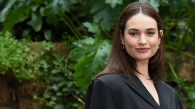 "Золушку" Лили Джеймс застали на свидании с каскадером - фото сладкой парочки