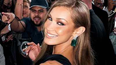 Белла Хадид в платье с разрезами на пятой точке пришла в ресторан: фото скандального наряда