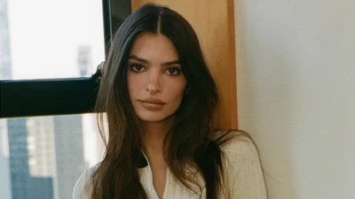 Гаряче навіть у мороз: Емілі Ратаковскі з голим животом розважилася на вулиці з сином