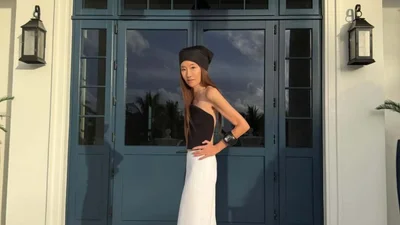 Вера Вонг в свои 76 лет примерила коротенькие белые шорты - вот это фигурка