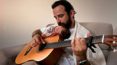 Музыкант написал сыну песню на 521 языке мира - это милое признание попало в Книгу рекордов Гиннеса