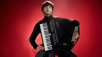 Разорванная рубашка и кольчуга: KHAYAT показал первые кадры клипа на конкурсную песню