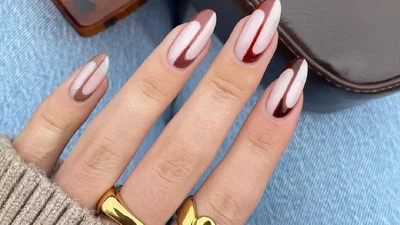 Коричневый и бордовый - самая актуальная цветовая пара для зимнего маникюра