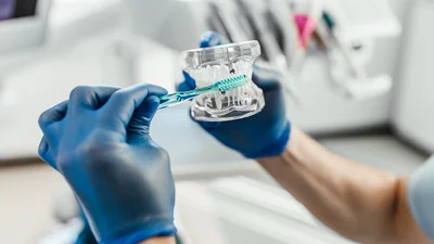 З Днем стоматолога 2026: душевні привітання та листівки для лікарів, які дарують посмішки