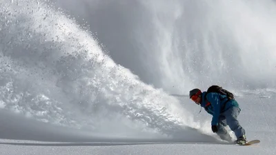 Лижник спровокував лавину в Канаді - шокуюче відео показує, як йому дивом вдалося вижити