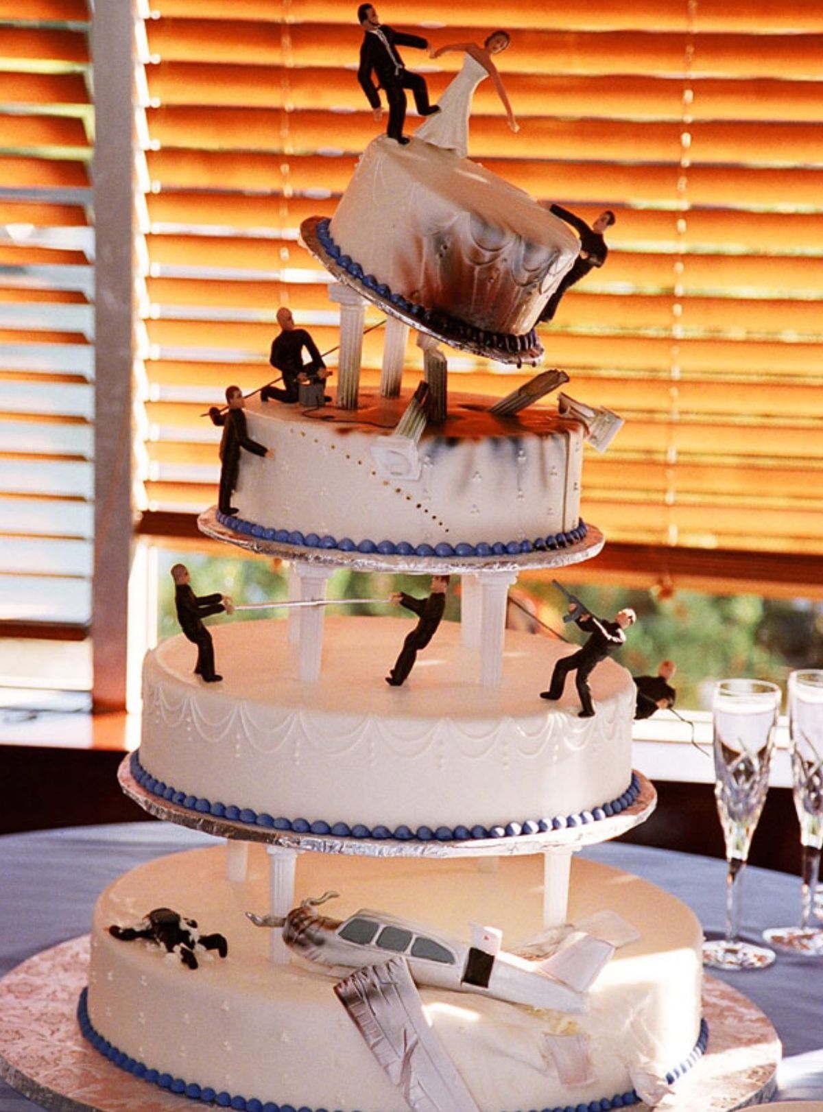 20 нелепых свадебных тортов, заставляющих сказать 'WTF!?' - 822914 20 нелепых свадебных тортов, заставляющих сказать 'WTF!?' - фото 822914