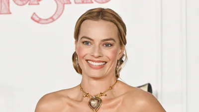 Марго Робби поразила платьем и бриллиантовым ожерельем из архива Элизабет Тейлор на премьере "Грозового перевала"