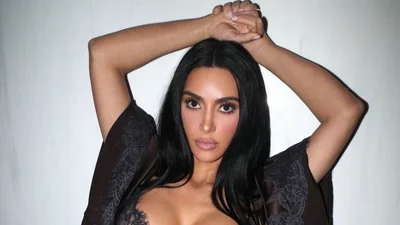 Кім Кардашян у мікрострінгах показала форми крупним планом - готуємось до Дня закоханих