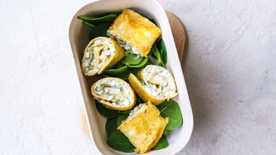 Яичный ролл с творогом и зеленью – завтрак, от которого невозможно оторваться