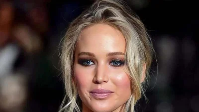 Дженніфер Лоуренс сфотографували в аеропорту без косметики на обличчі - і ось як виглядає акторка насправді