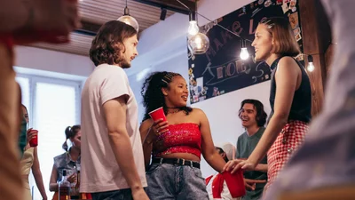 Зумери маленькими групками борються з комуналкою: що таке Admin Night, який стає трендом