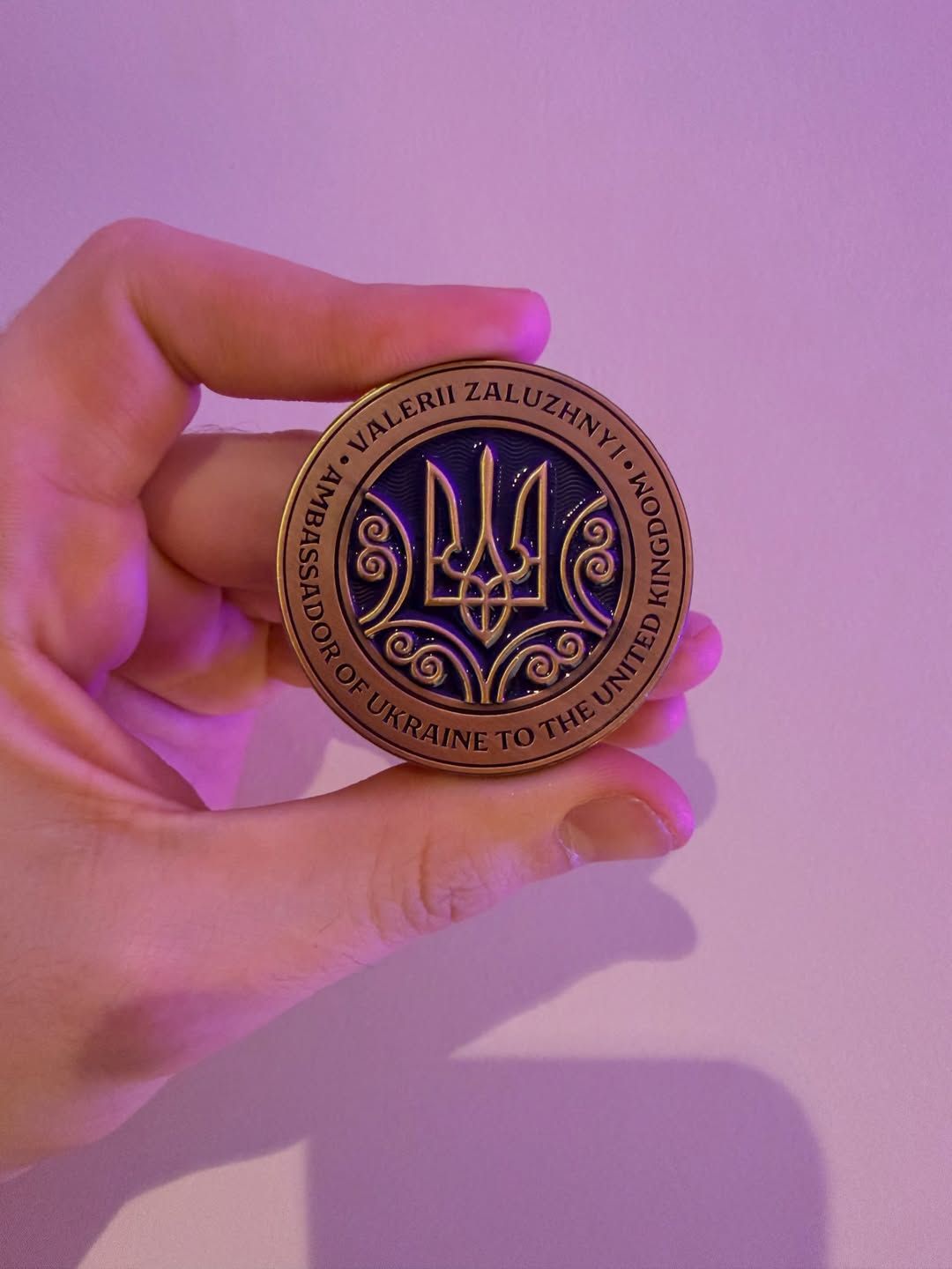 В'ячеслав Хостікоєв отримав пам'ятну монету від Залужного - 823775 В'ячеслав Хостікоєв отримав пам'ятну монету від Залужного - фото 823775