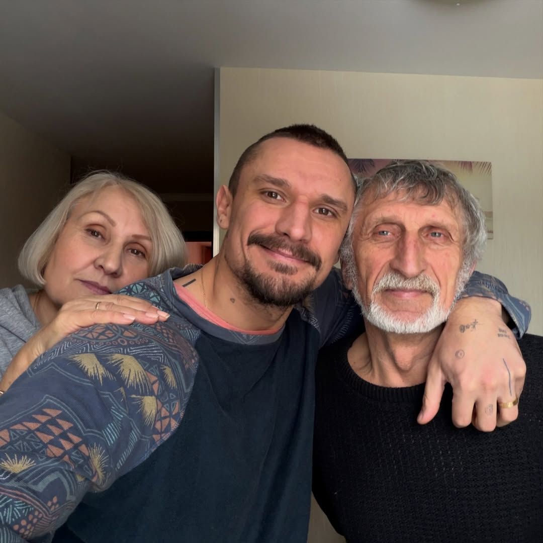 Тарас Цимбалюк з батьками - 823869 Тарас Цимбалюк з батьками - фото 823869