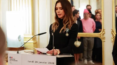 Синій та бордовий у весняних образах 2026: модний приклад від Вікторії Бекхем