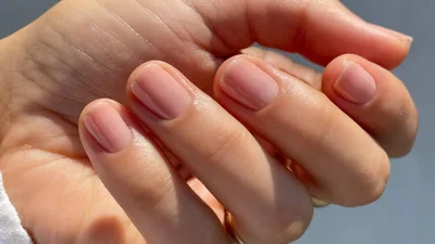 Тихая роскошь в маникюре: элегантные идеи для коротких ногтей