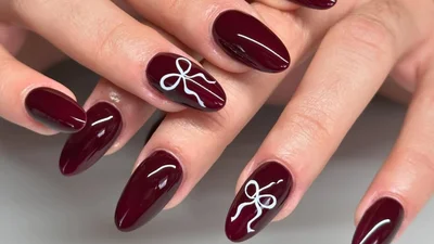 Бордовий манікюр: 6 дизайнів, які виглядають розкішно