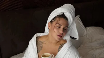 "Це підпал": Саша Заріцька з гурту KAZKA напівоголеною знялася у сексі-фотосесії