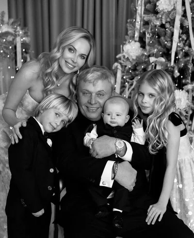 Юлія Думанська з чоловіком та дітьми - фото 824048