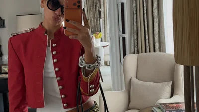 Весна 2026 имеет своего фаворита: гусарский жакет в стиле Дуа Липы