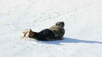 Хлопець стрибнув у сніг, думаючи, що він м’який, але щось пішло не так - відео з епічним фейлом