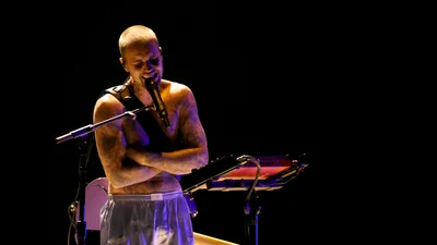 Джастін Бібер набив на всю спину тату з обличчям Гейлі, яке всім нагадало про Селену Гомес