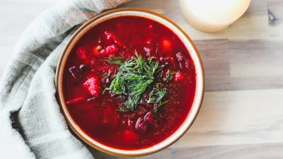 Овочевий борщ з чорносливом – смак, який дивує з першої ложки