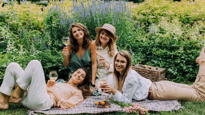 Вместо тысячи мемов: лучшие поздравления с Днем подруг и картинки для вашего чатика