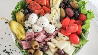 Традиційна італійська закуска: як приготувати смачну антипасті