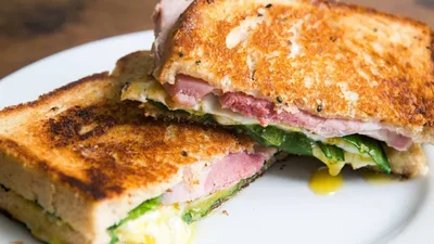 Простий рецепт, який завжди виручає – тости з шинкою і сиром на перекус