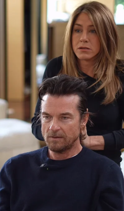 Бейтман показав, як Еністон працює перукаркою. - фото 825503