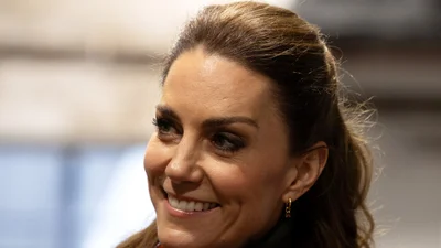 Кейт Миддлтон сочетала брюки цвета орегано с оранжевым пальто - и это стильно до мурашек