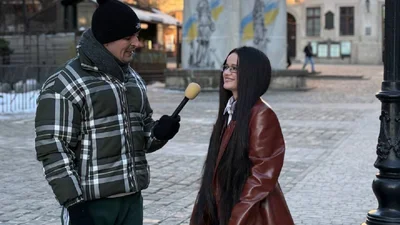 Певица SOWA раскрыла Николасу Карми реальную стоимость своего зимнего лука