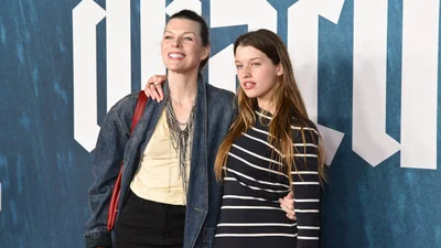 Мілла Йовович вперше за довгий час вийшла з донькою-копією на червону доріжку, і всі погляди були прикуті до юної красуні