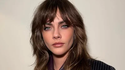 Новий образ Кари Делевінь: короткий чубчик і несподіваний темний колір волосся