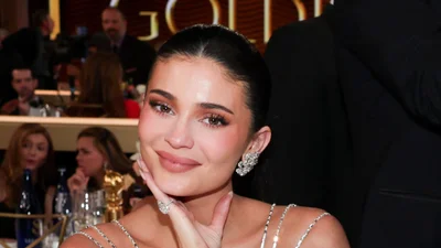 Кайли Дженер в бюстгальтере из плодов граната повыгибалась на камеру - такого еще мир не видел