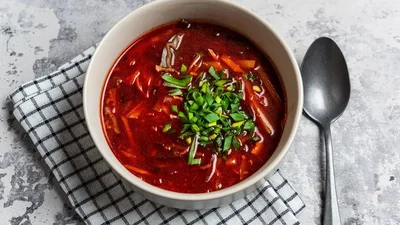 З димком: готуємо смачнезний борщ з копченою курятиною