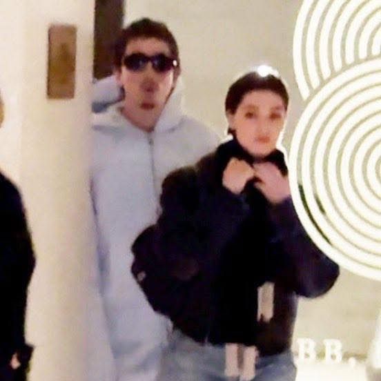 'Он изменяет Кайли?': Тимоти Шаламе заметили в отеле с французской актрисой – он прятал лицо - фото 826470