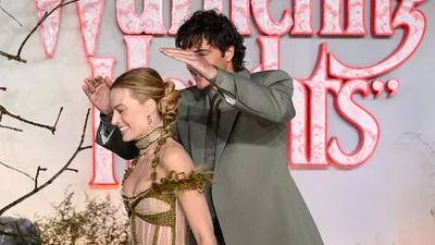 Мокрый Джейкоб Элорди спасал Марго Робби от ливня и флиртовал с ней на премьере "Грозового перевала"