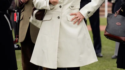 Кремовый тренч Зары Тиндалл, который она носит с 2010 года, остается актуальным и в этом году