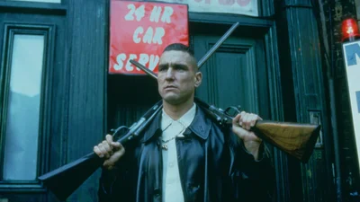 Це нова кримінальна комедія Гая Річі – тут Мелфой і Вінні Джонс, крихітко